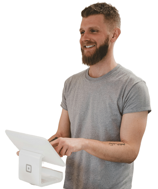 En man använder en betalterminal